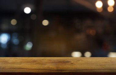Restoran, kafe ve kahvehane iç bulanık arka plan önünde boş koyu ahşap masa. 