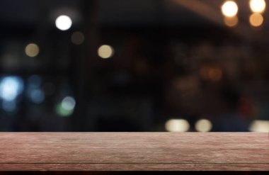 Restoran, kafe ve kahvehane iç bulanık arka plan önünde boş koyu ahşap masa.