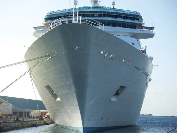Cruiseschip aanleggen in port.front van cruiseschip — Stockfoto