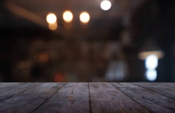 Kafe ve kahvehane iç bulanık arka plan önünde boş koyu ahşap masa.