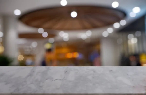Boş beyaz mermer Taş Masa Restoran, kafe ve kahvehane iç bulanık arka plan önünde. 