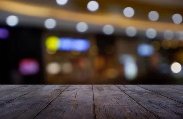 Restoran, kafe ve kahvehane iç bulanık arka plan önünde boş koyu ahşap masa. 