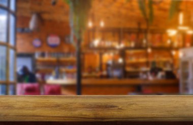 Restoran, kafe ve kahvehane iç bulanık arka plan önünde boş ahşap masa. görüntülemek için kullanılan veya ürün - görüntü montaj