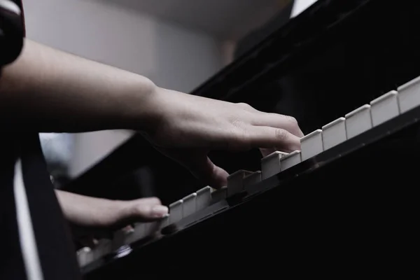 Mano femenina de primer plano tocando piano de cola . —  Fotos de Stock