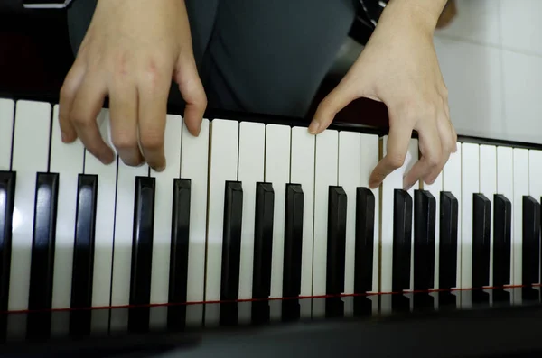 Mano femenina de primer plano tocando piano de cola . —  Fotos de Stock