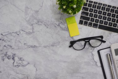 Alan arka plan çalışma düz-lay mockup beyaz ofis masası