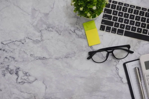Alan arka plan çalışma düz-lay mockup beyaz ofis masası