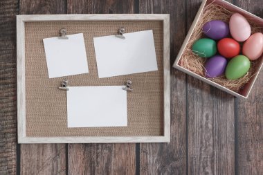 Ahşap masada düz yat Paskalya yumurtası.