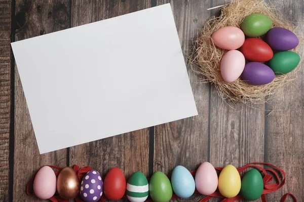 Ahşap masada düz yat Paskalya yumurtası.