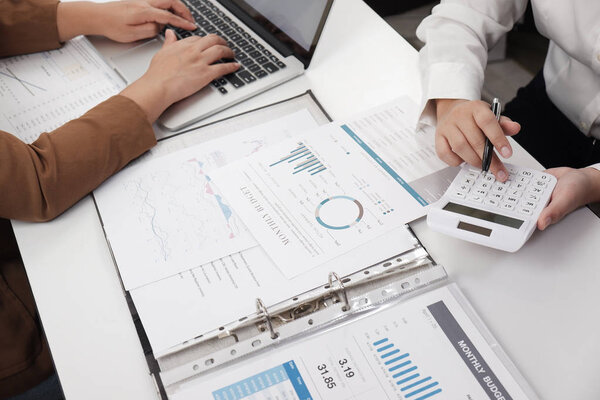 деловые женщины, работающие вместе в офисной команде, ведут мозговой штурм концепции бухгалтерского бизнеса
