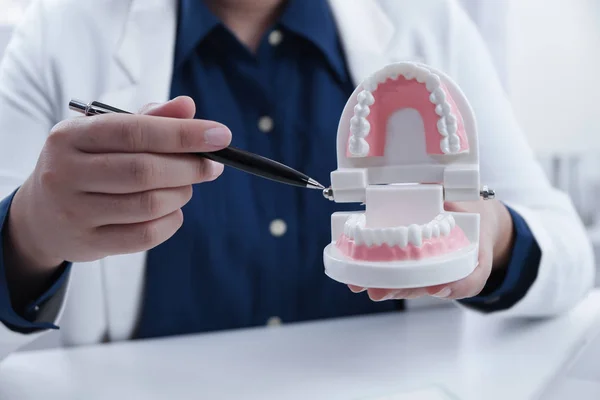 Dentysta wyjaśnia proces leczenia cierpliwości, koncepcja zdrowia medyczne. — Zdjęcie stockowe