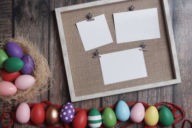 Ahşap masa kopyalama alanı düz yatıyordu renkli Paskalya yumurtaları.