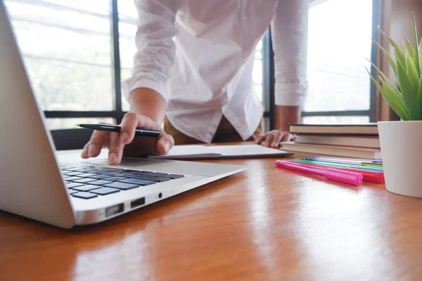 Estudante Sexo Masculino Estudando Procurando Lendo Tutorando Biblioteca — Fotografia de Stock