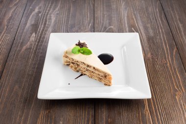 Bir dilim pasta beyaz bir plaka üzerinde