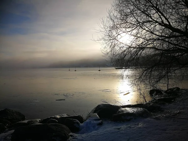 Promenad en tidig morgon p Lilla Essingen