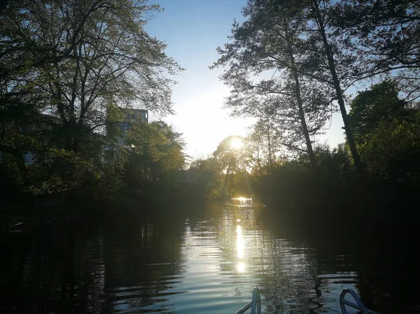 Karlbergs kanal i kvllssolen sett frn bten