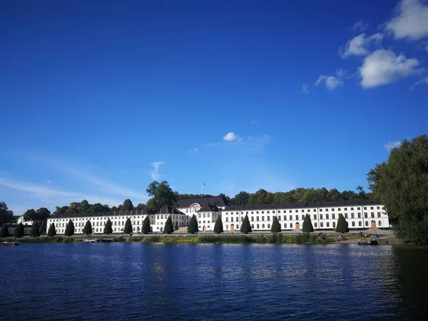 Karlbergs slott sett frn vattnet 