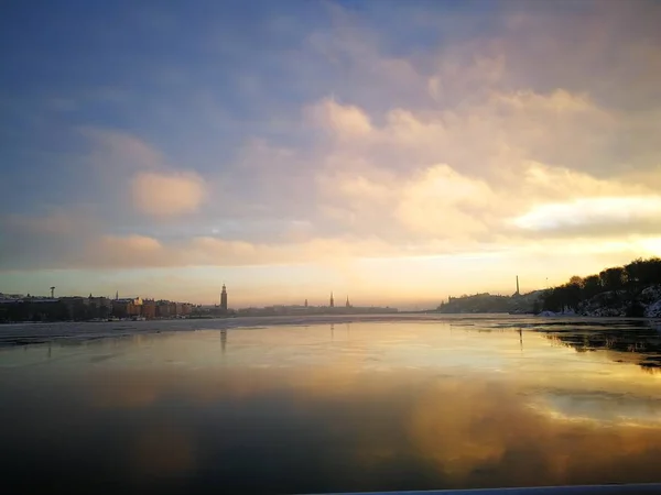Stockholm en tidig morgon sett frn vattnet