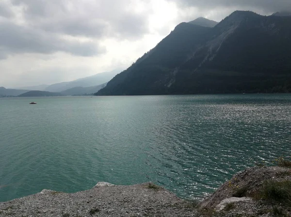 Walchensee i Bayern med hga berg och klart vatten