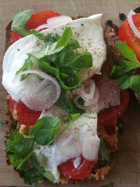 Macka med tomater och mozarella