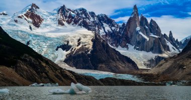 sakin göl ve dağ içinde belgili tanımlık geçmiş
