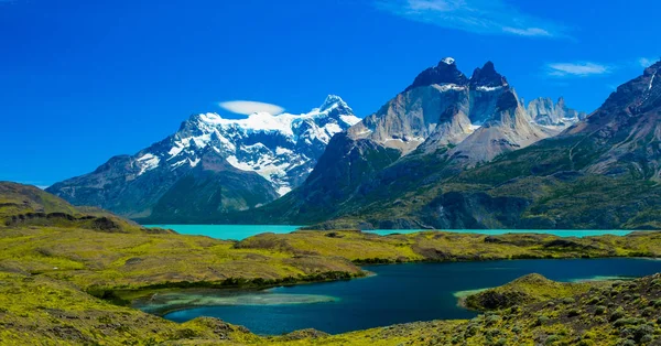 Göller ve karlı dağlar