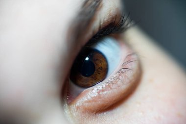 Güzel kadın kahverengi uzun kirpik ve cesur bir görünüm veren makyaj göz