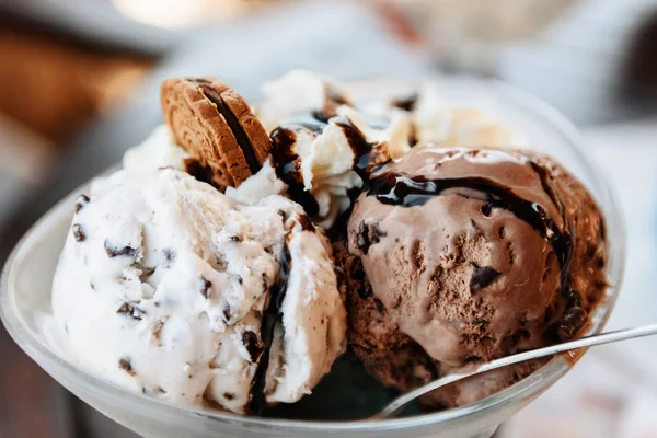 Ice Cream Sundae Met Chocoladesaus Cookie Rechtenvrije Stockfoto's