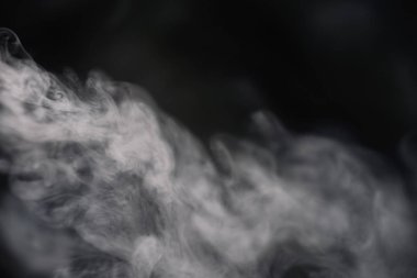 Siyah arka plan detaylı yakın çekim üzerinde beyaz duman