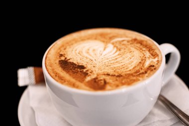 kahve, krema ve tarçın ile