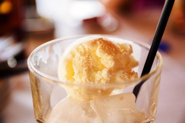 Soğuk Frappe kahve vanilyalı dondurma ile yapılan