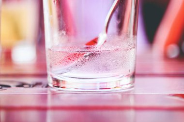 Durgun su yoğunlaşma ile ferahlatıcı soğuk bardak