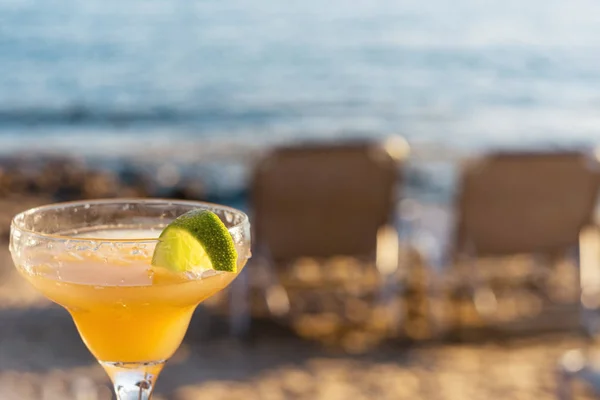 Klassieke Margarita Cocktail Met Limoen Zout Aan Het Strand Bij Stockafbeelding