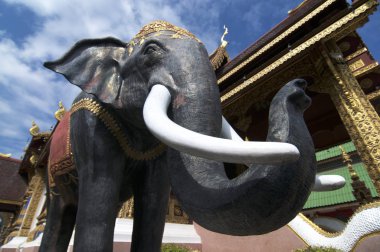Fotoğrafı Wat Saen Muang Ma Luang Chiang Mai, Tayland içinde siyah fil heykelinin kapatın