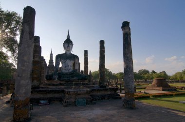 Resim güzel beyaz taş Buda Wat Maha ki'nın Sukhothai Historical Park, Tayland içinde