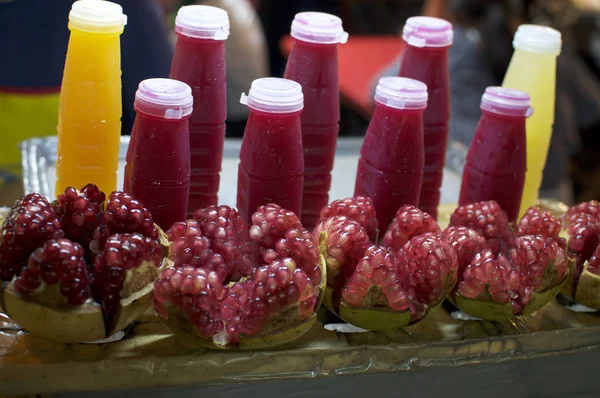 Imagem Close Sucos Típicos Laranja Romã Geralmente Vendidos Nas Barracas — Fotografia de Stock