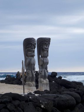 İki eski ahşap Tiki heykeller Pu'uhonua o Honaunau Milli Parkı, Big Island, Hawaii