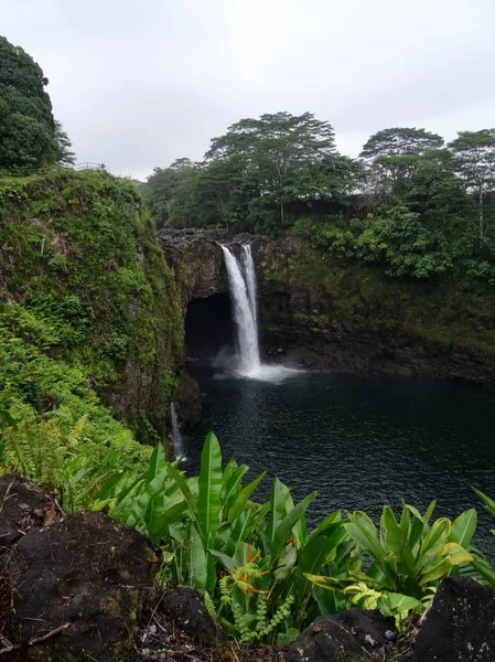 ハワイ島のヒロの近くワイルク川のレインボー滝の美しい景色 — ストック写真