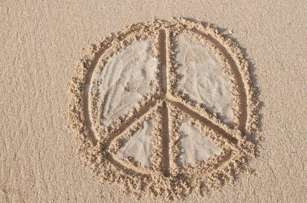 Símbolo Paz Desenhado Numa Praia Cheia Areia Branca — Fotografia de Stock