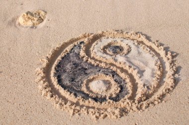 Çizilmiş ve siyah ve beyaz kum Bali, Endonezya Melasti plajda dolu yin-yang sembolü