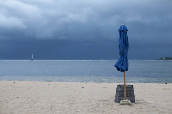 Sanur Bali Bir Fırtınada Önce Yakalanan Bir Yalnız Kapalı Plaj — Stok fotoğraf