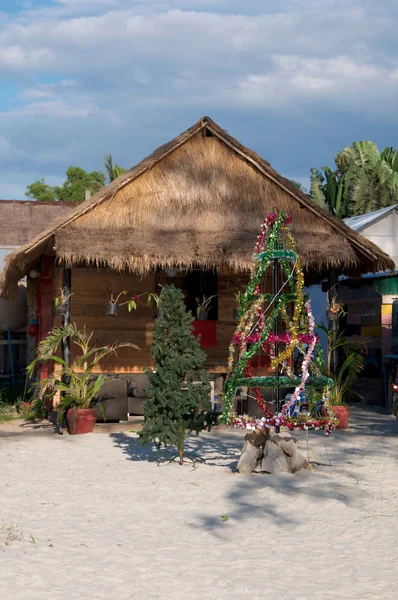 Árbol de Navidad en la playa —  Fotos de Stock