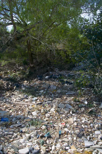 Vertedero de basura al aire libre en un lecho de un río de Camboya — Foto de Stock