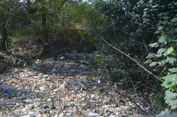 Składowisko śmieci na świeżym powietrzu w korycie rzeki w Kambodży — Zdjęcie stockowe