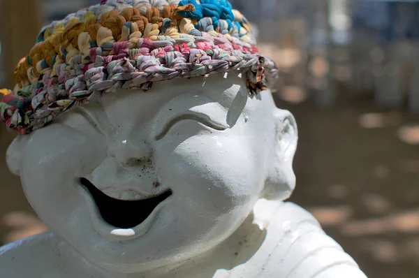 Smějící se porcelánová socha — Stock fotografie