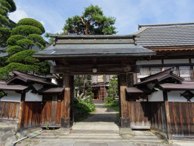 Bazı ağaçları ile çevrili tipik Japon ahşap giriş kapısı