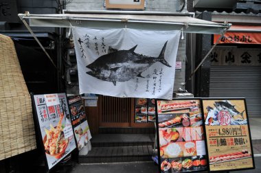 Bir suşi restoran Tokyo Tsukiji Balık pazarı alanında tipik giriş sundurma