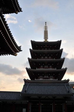 Tokyo, Japonya'da alacakaranlık sırasında Senso-ji Tapınağı Pagoda görünümünü