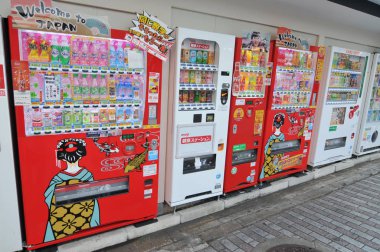 Kyoto 'da birçok tipik İçecek Otomatı görünümü