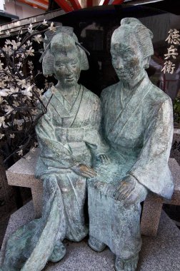 Ohatsu ve Tokubei Osaka Tsuyoten Tapınağı'nda heykeli